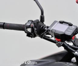 Prise USB avec fixation au guidon Daytona